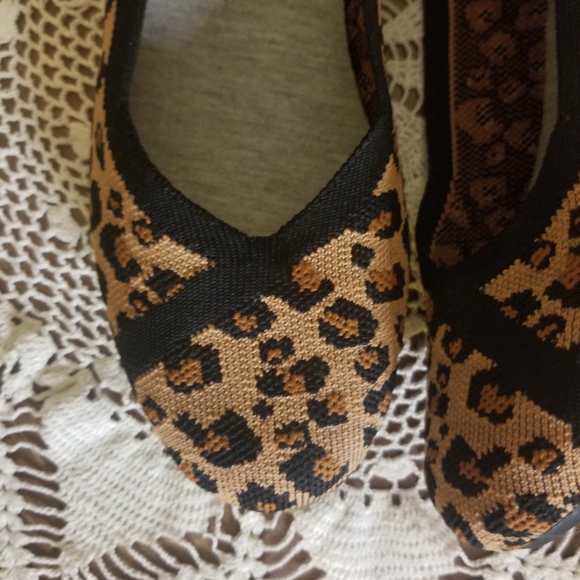 Clarks Cloudsteppers Cushioned Animal Print Flat Size 8 - Picture 3 of 6